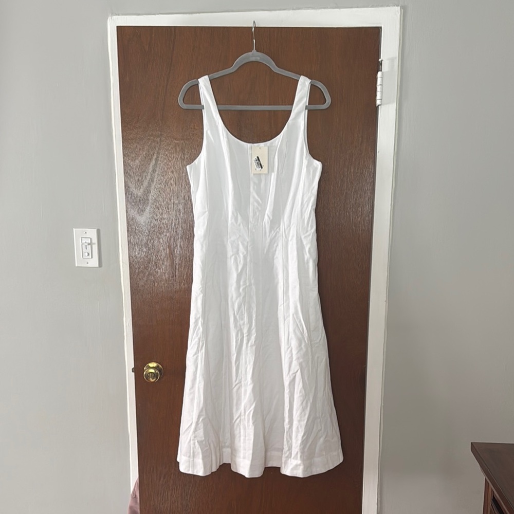 Elegant White Sleeveless Dress
